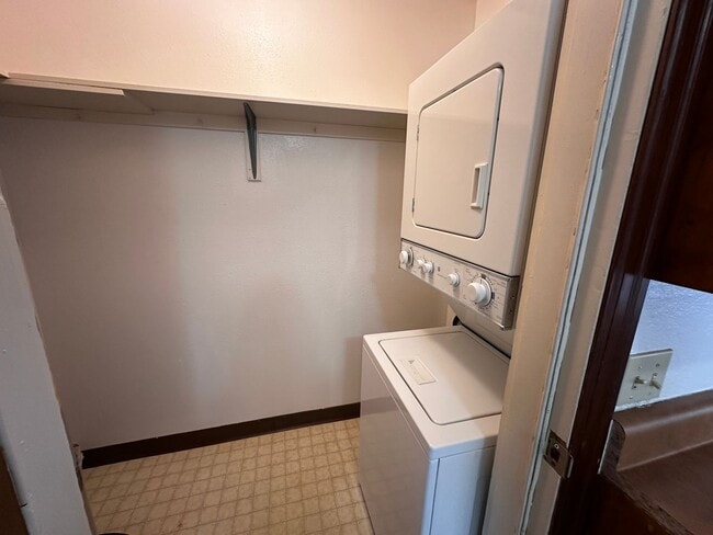 Photo - 1033 Main St E