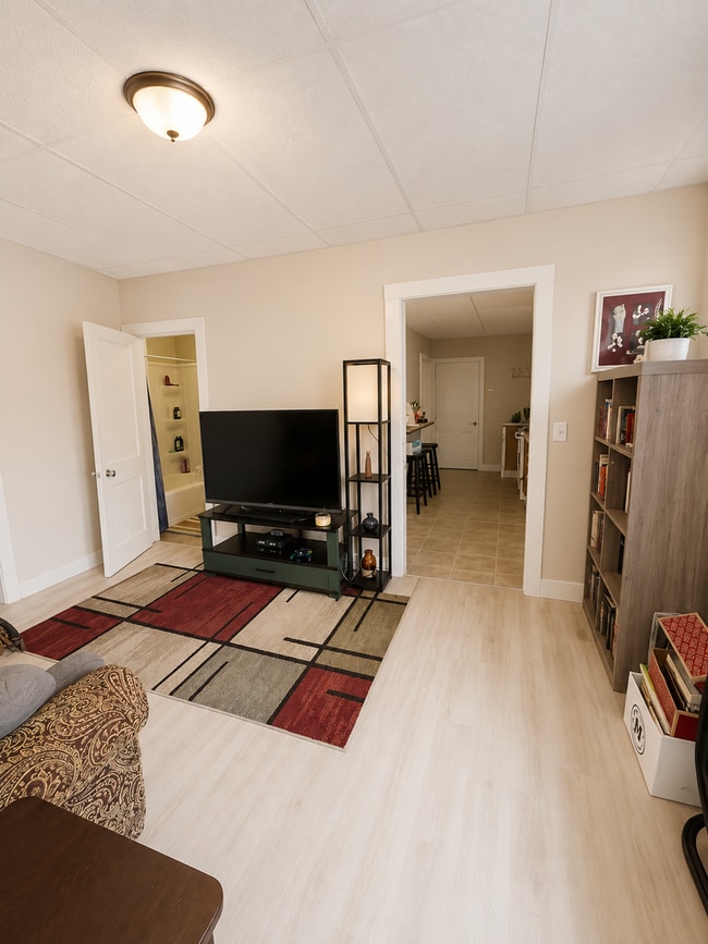 Photo - AVAILABLE Immediately - 2 BED 1 BATH Unit 4