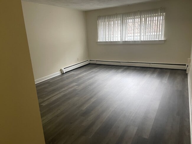 Building Photo - PACKARS CORNER BU AREA  Modern 1 bed with ...