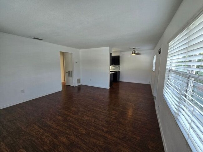 Photo - ** $500 OFF MOVE IN SPECIAL** Charming 2 bed 1 bath garage apartment in the heart of down town Or...
