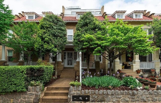 Charming 6-Bedroom Georgetown Rowhouse wit... - Charming 6-Bedroom Georgetown Rowhouse wit...