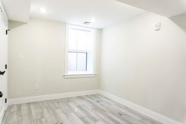 Building Photo - 79 Linden St Unit 1 Rental