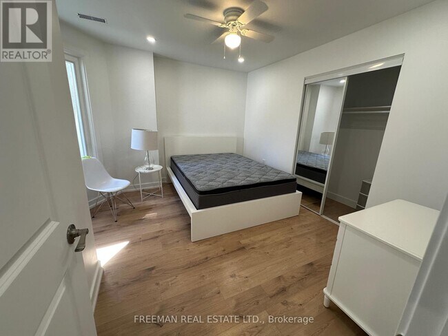 Photo - 3449 Yonge St