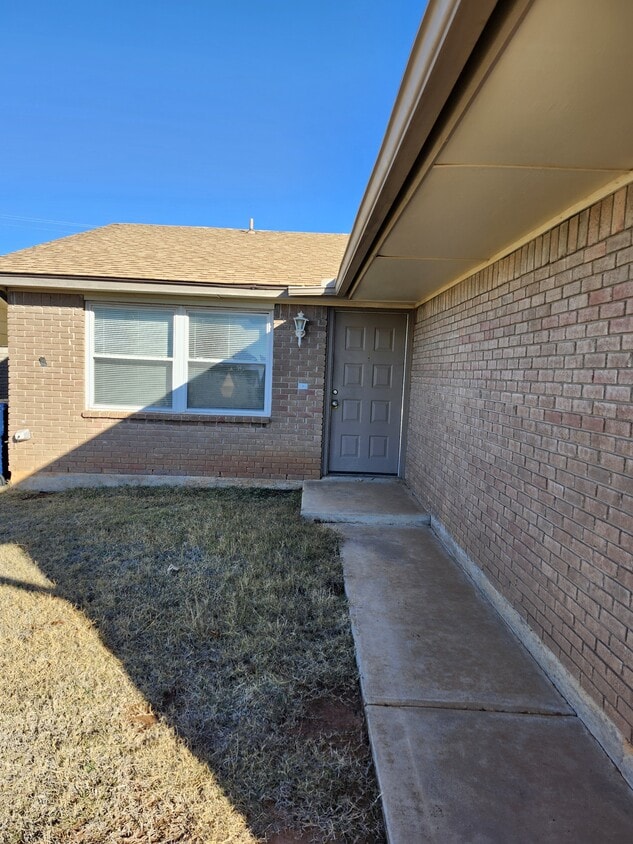 Photo - 12407 SW 2nd St (Yukon, OK)