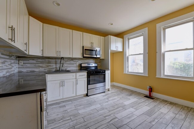 Building Photo - 30 Sheffield St Unit 1