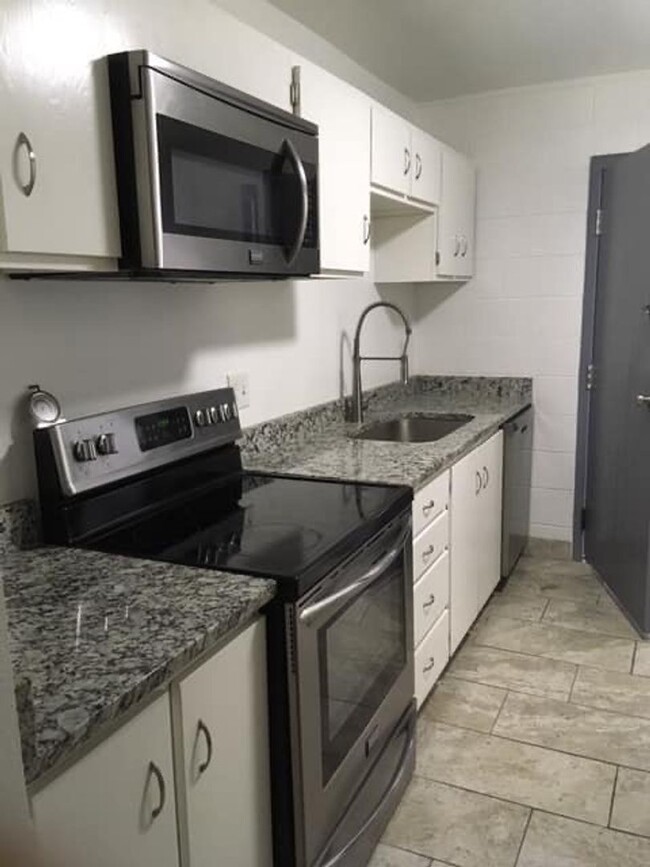 Building Photo - Studio Apartment - Available August 18th Unit 334-209