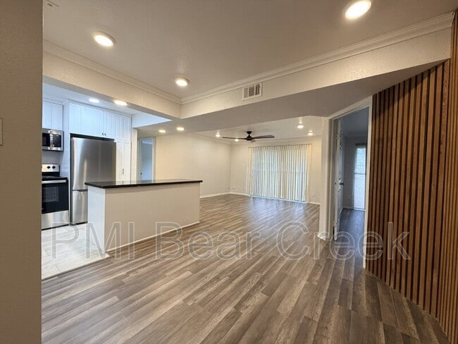 Building Photo - 3045 Walnut Bend Ln Unit 11