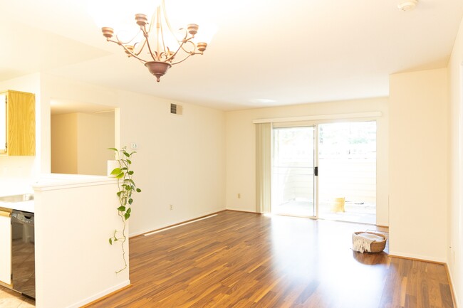 Building Photo - 235 Reflections Dr #12 Unit 2 bed 2 bath Rental