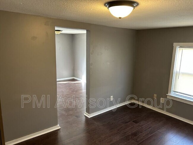 Photo - 323 1/2 SW Lindenwood Ave