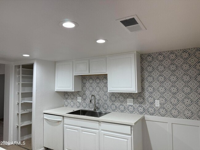 Photo - 503 E Loyola Dr