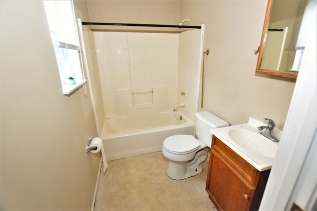 Photo - 465 Valley St