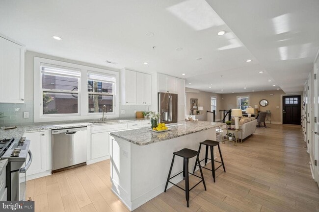 Photo - 901 Lawrence St NE