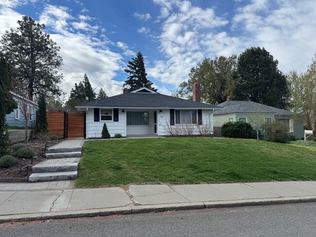 Building Photo - Spacious Home with Great Location