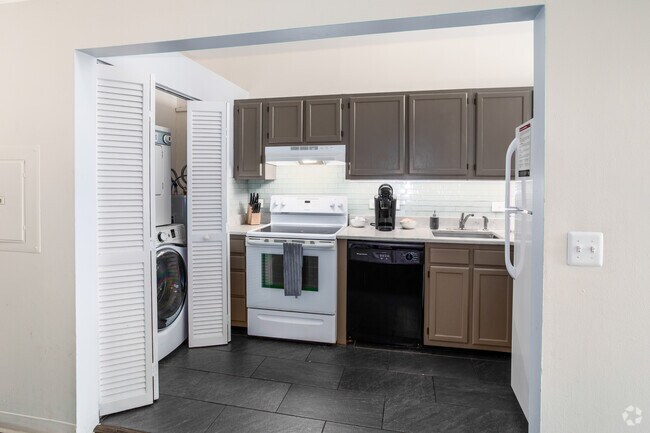 2BR, 2BA - 944SF - Loft - Kitchen