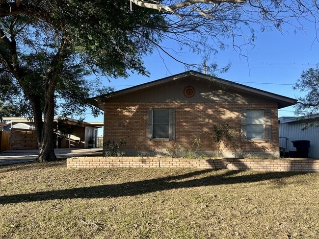 Photo - 2301 N Parkwood Dr