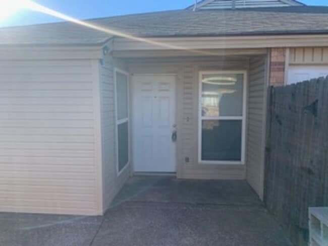 Building Photo - Cute 3/2 Duplex