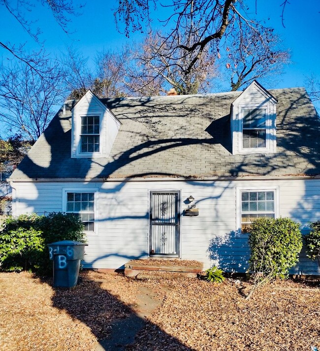 Renovated 4 Bedroom 2 full bath Single Fam... - Renovated 4 Bedroom 2 full bath Single Fam... House