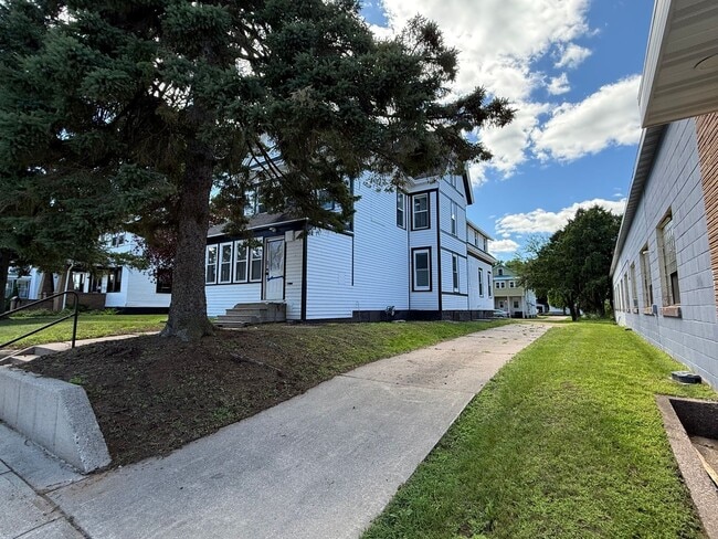 Photo - 5 Bed 2 Bath Single Family Home- Shawano Wi