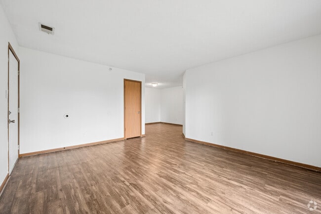 3BR, 2BA - 1,040SF - Living Room - Crescent Park Apartments