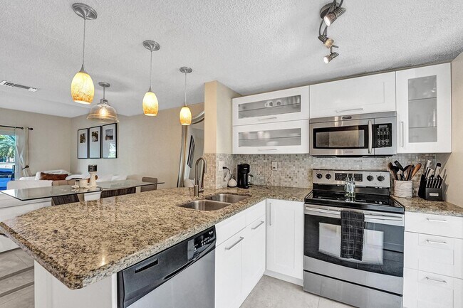 Photo - 2571 NE 15th St