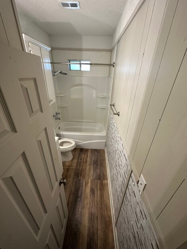 Bathroom - 505 N 6th St Unit B