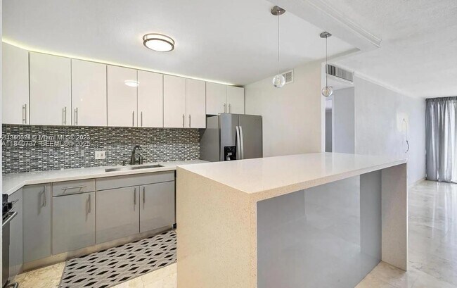 Building Photo - 150 SE 25th Rd Unit 10H