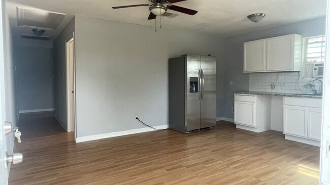 Photo - 6515 Avenue B