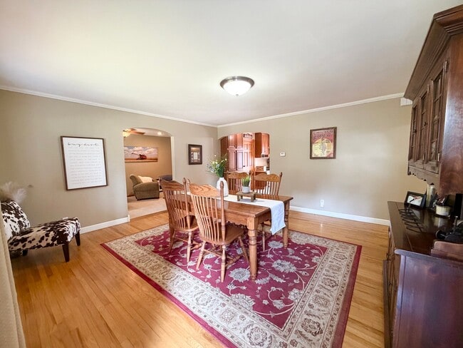 327 W Poplar St