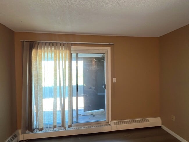Photo - 5328 54 St