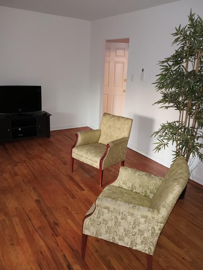Family room - 819 Brooklyn Ave Unit 819 Brooklyn avenue