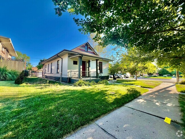 Building Photo - Fantastic home in Sunnyside