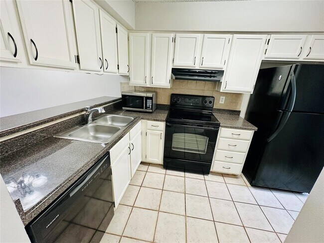 Building Photo - 2215 Post Rd Unit 2028