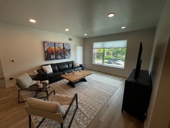 2221 Willow Dr
