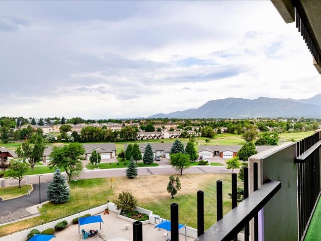 View from the deck to Cheyenne Mountain - 411 Lakewood Cir Unidad Pretty Furnished Condo