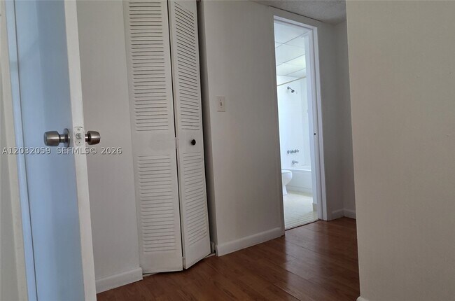 Building Photo - 5510 N Lakewood Cir Unit 511