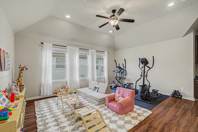 Photo - 102 N Victoriana Cir