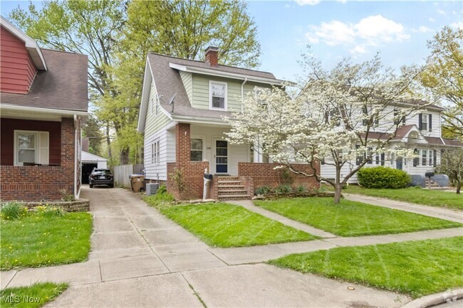 Building Photo - 2580 Whitelaw St Rental