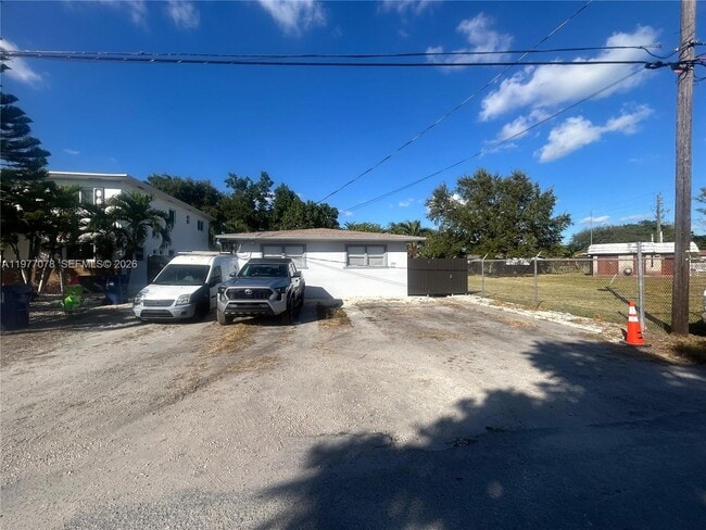 Building Photo - 2929 NW 47th St Unit 2