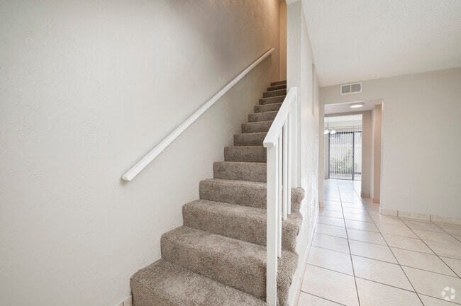 2 BR, 1,5 BA - 1050 SF - Escaleras