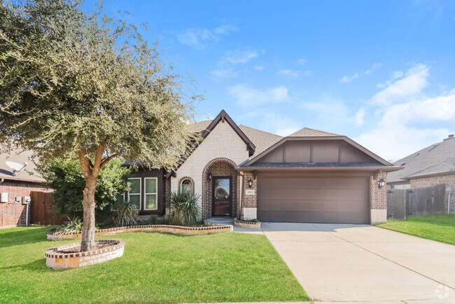 Building Photo - Bright Brick Home in Aubrey, TX