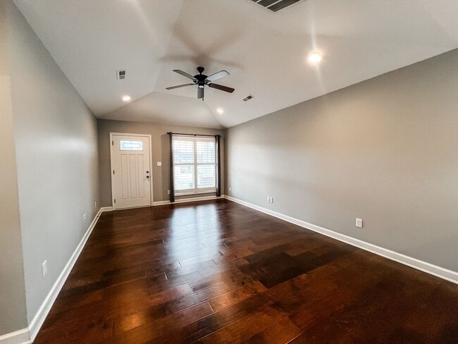 Photo - Single-Family Home in Hopkinsville with Fe...