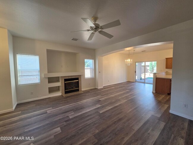 Photo - 556 N Robles St