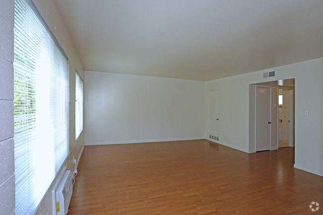 1BR, 1BA 698 Sq Ft