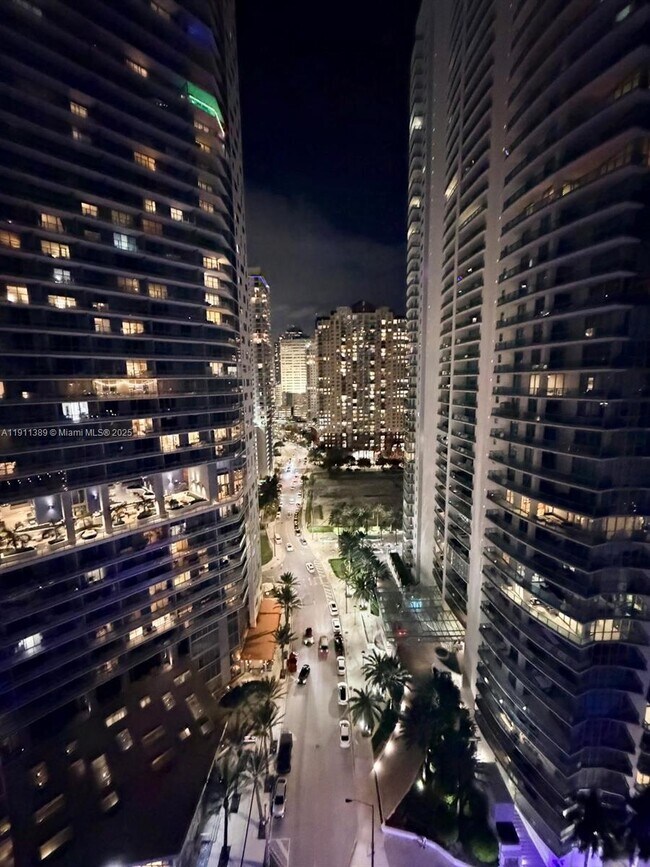 Photo - 218 SE 14th St Unidad 2102