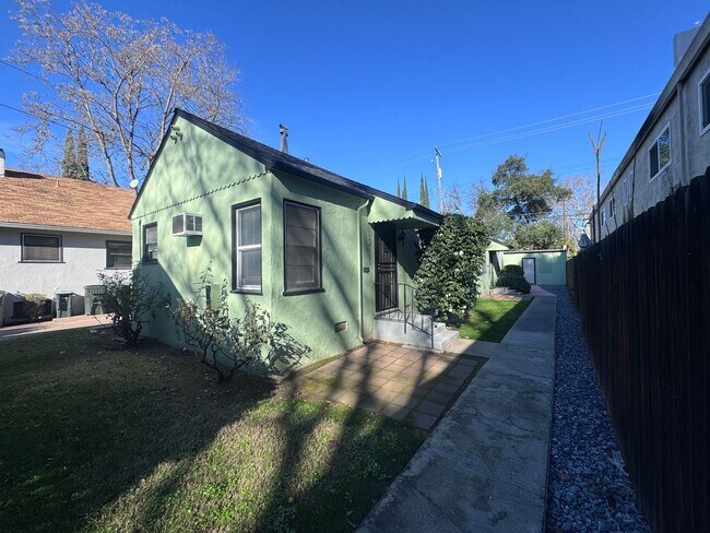 Building Photo - 2615 E Street Unit A (Middle)