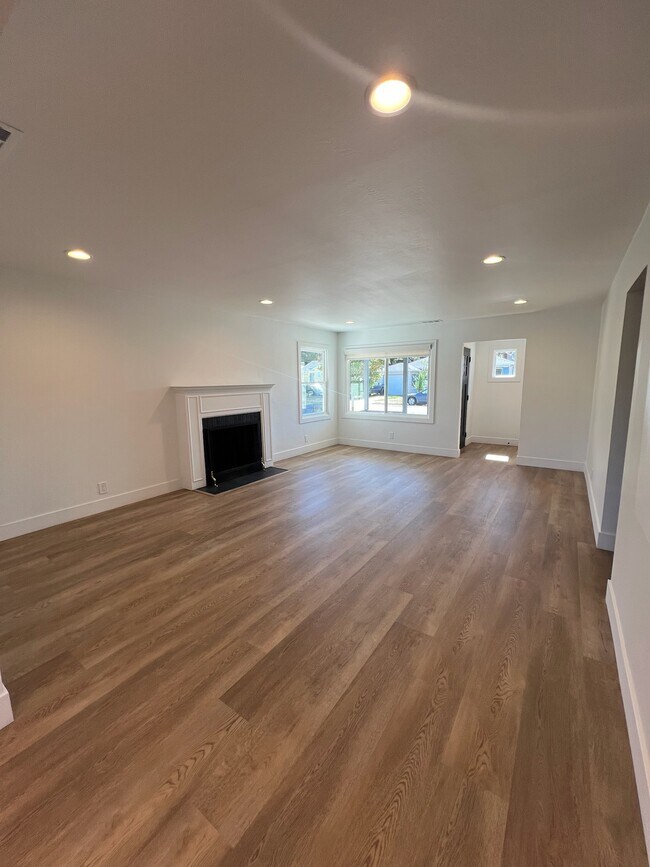 Photo - 21258 Hobert St