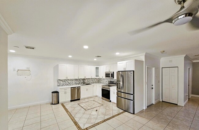 Building Photo - 213 Talia Cir