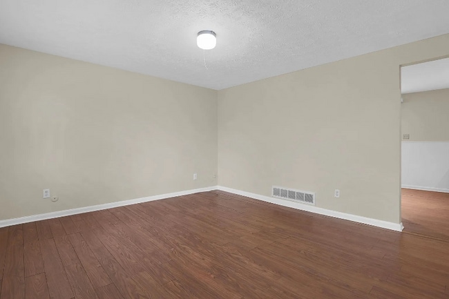 Photo - 2464 Queenswood Dr