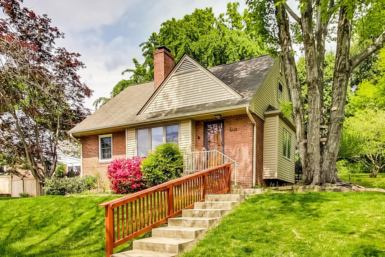 AVAILABLE 7/15 Classic 4 bedroom + 2 FB / ... - AVAILABLE 7/15 Classic 4 bedroom + 2 FB / ...