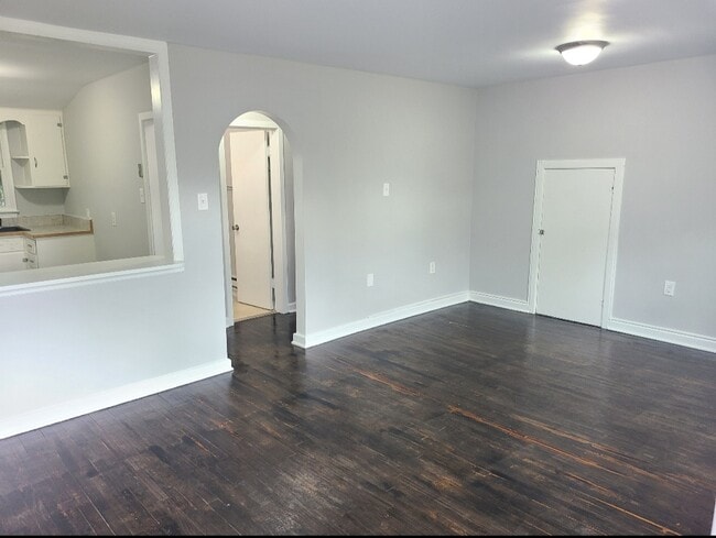 Living Room - 909 w burke st Unit Apt2